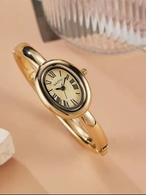 Baignoire Vintage Gold Oval Bracelet Watch
